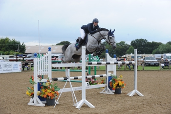 Beth Vernon takes the top spot in the Connolly’s RED MILLS Senior Newcomers Second Round at SouthView Equestrian Centre